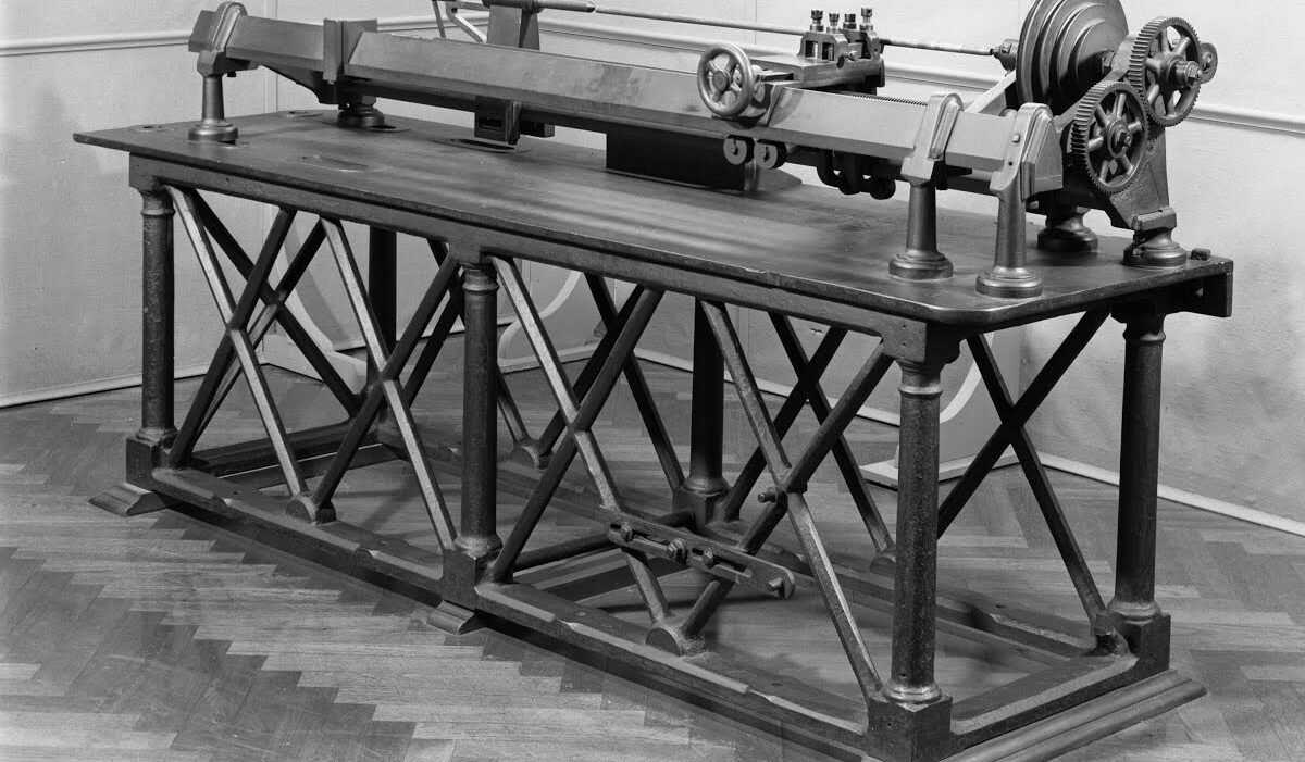 Henry Maudslay The screw-cutting lathe